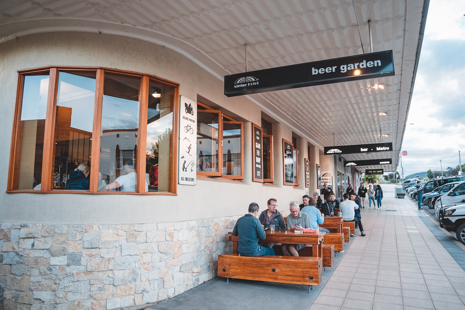 Alpine Hotel in Cooma - photo 1