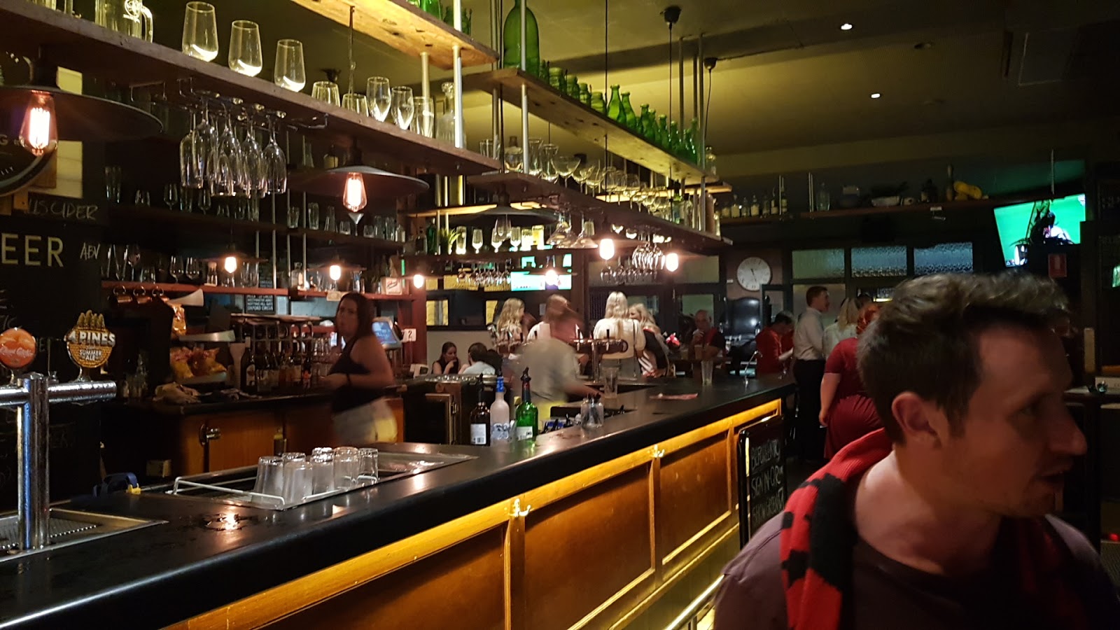 Bat and Ball Hotel in Redfern - photo 5