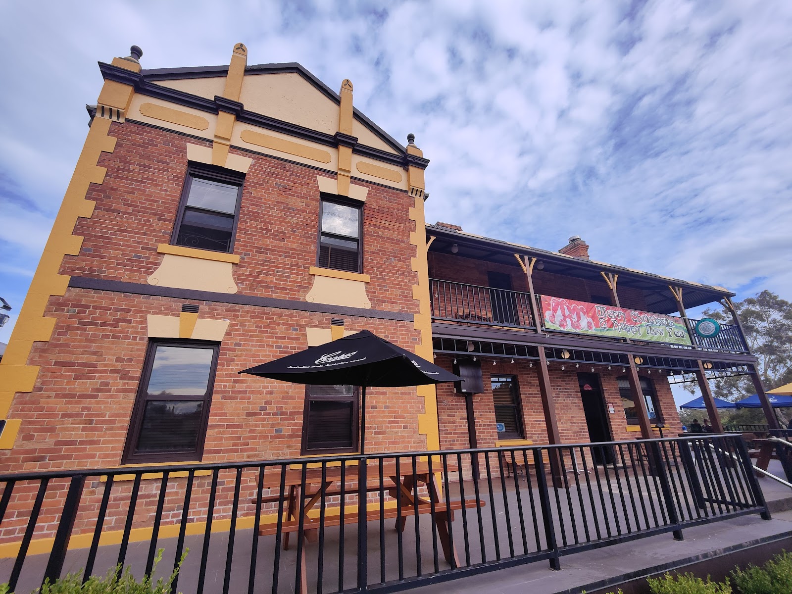 Beatty Hotel in East Gresford - photo 1