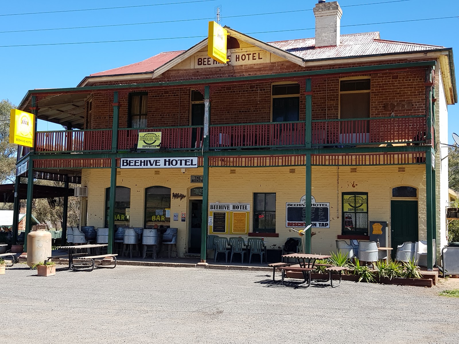Beehive Hotel in Coolac - photo 1