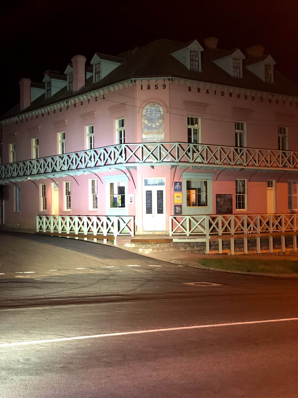 Braidwood Hotel in Braidwood - photo 2