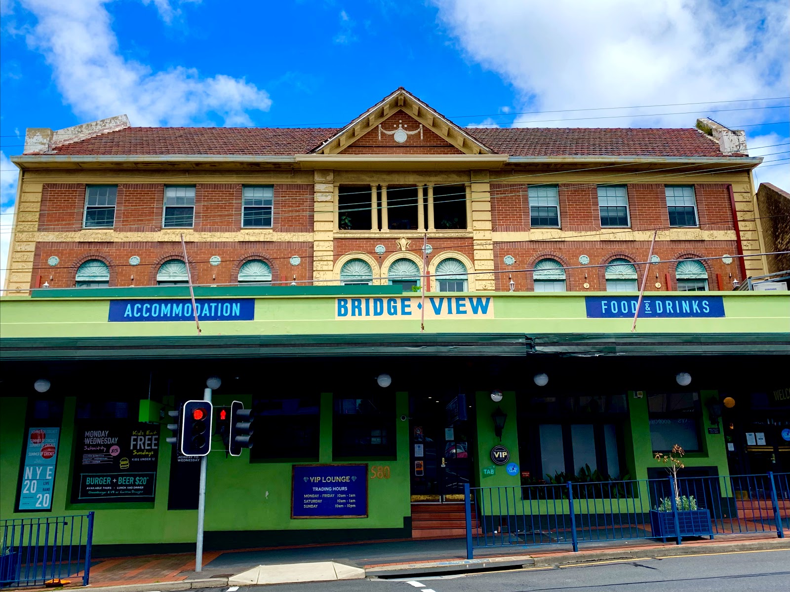 Bridgeview Hotel in Willoughby - photo 1