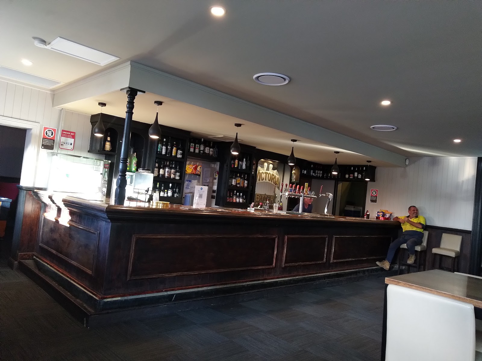 Caledonian Hotel in Singleton - photo 1