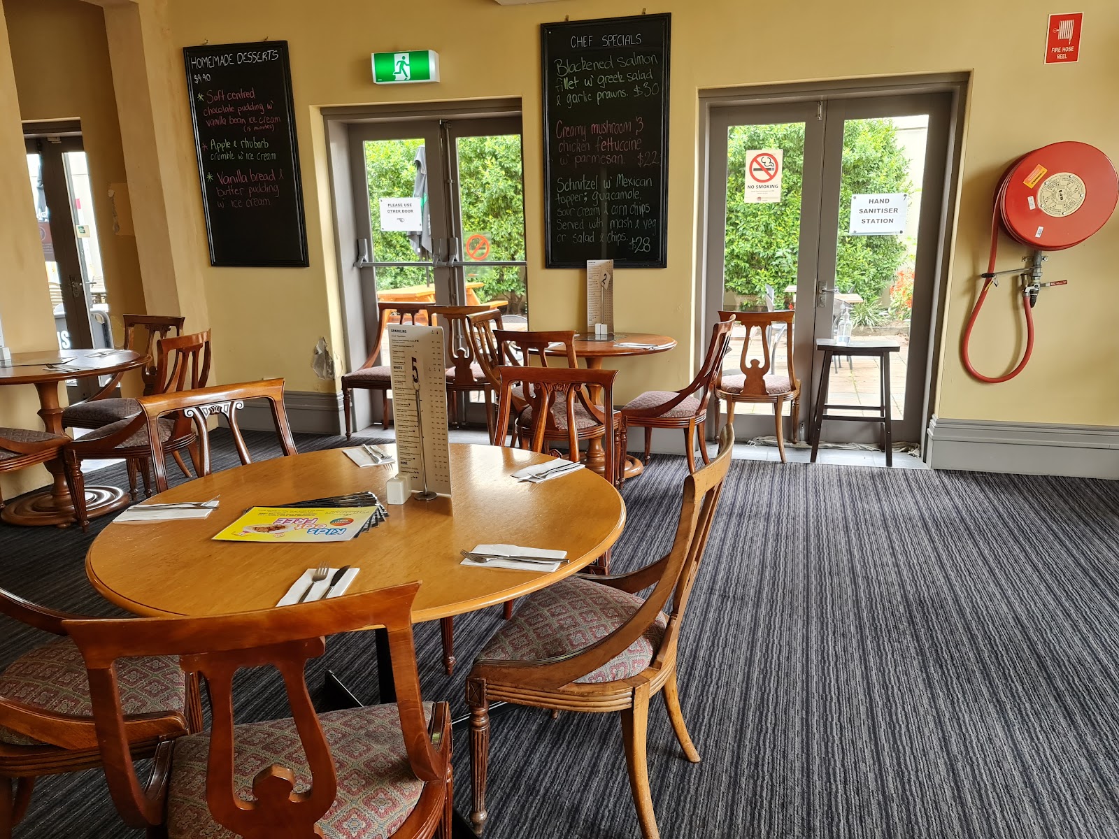 Cessnock Hotel in Cessnock - photo 2