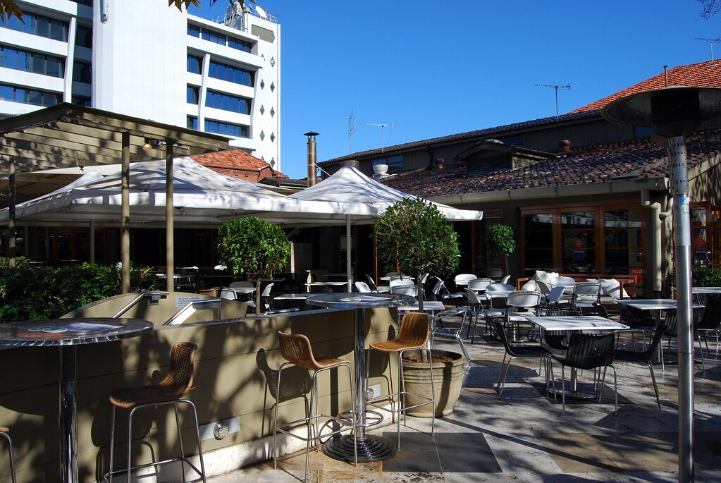 Commodore Hotel in North Sydney - photo 4