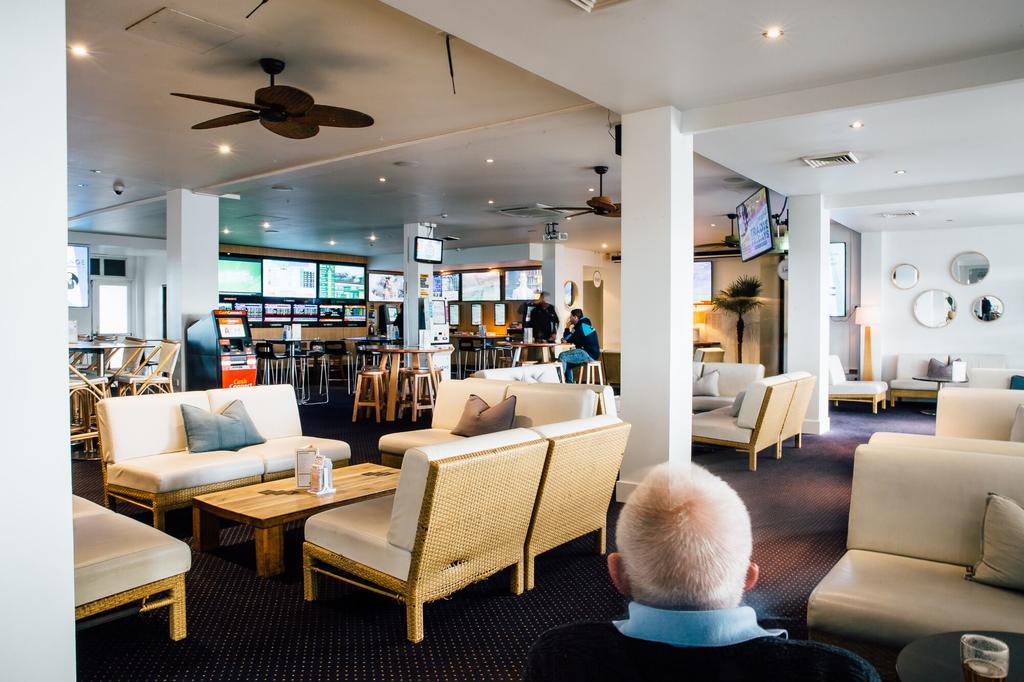 Cross Roads Hotel in Tomingley - photo 7