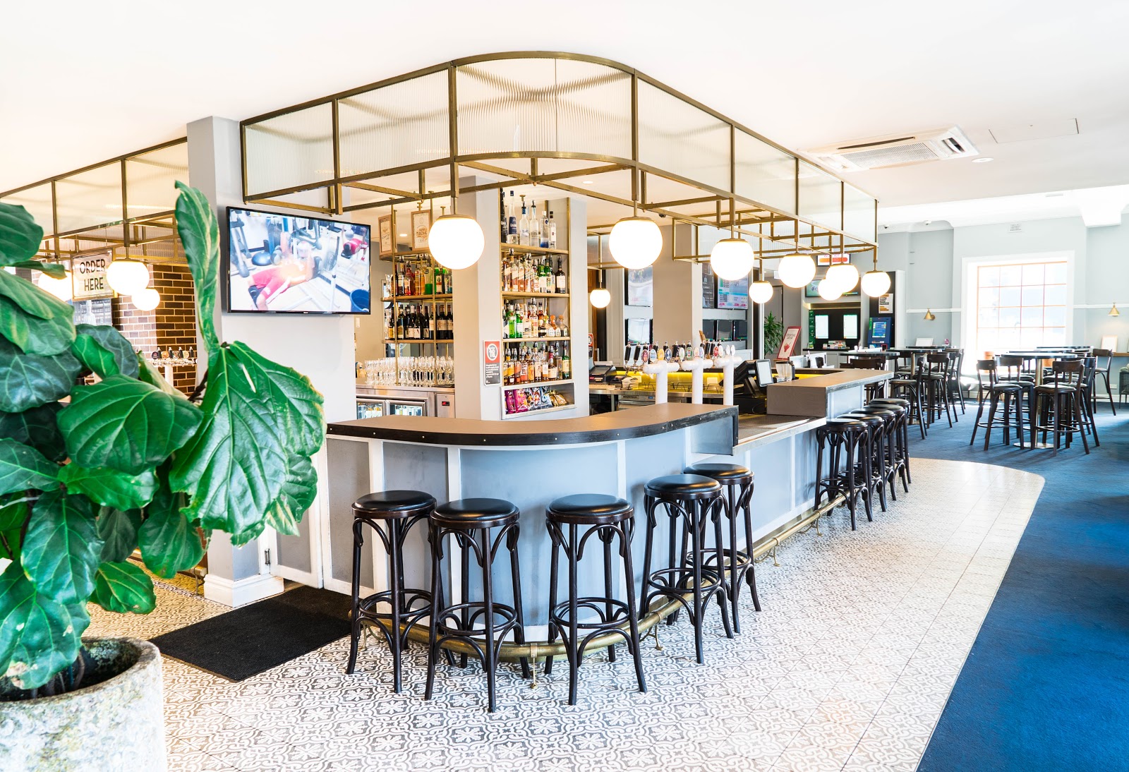 Crossways Hotel in Strathfield South - photo 1