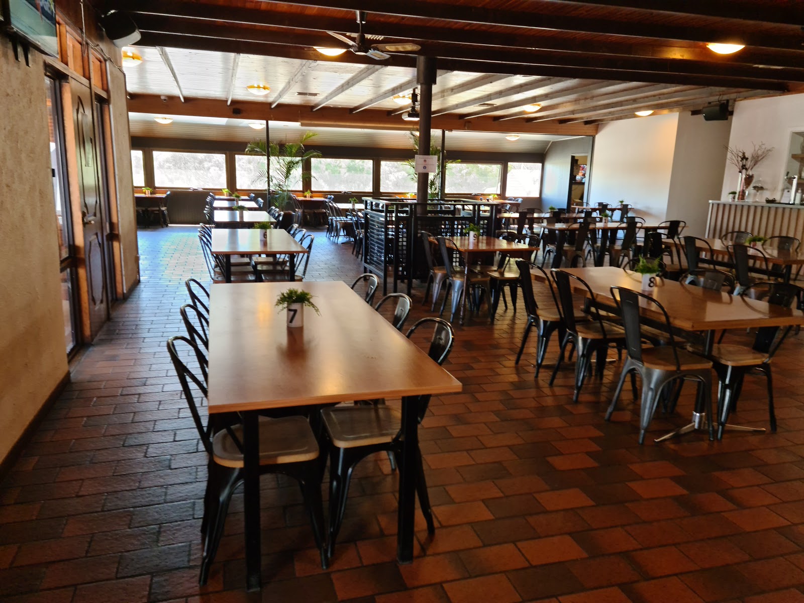 Eagle Hawk Hotel in Sutton - photo 1