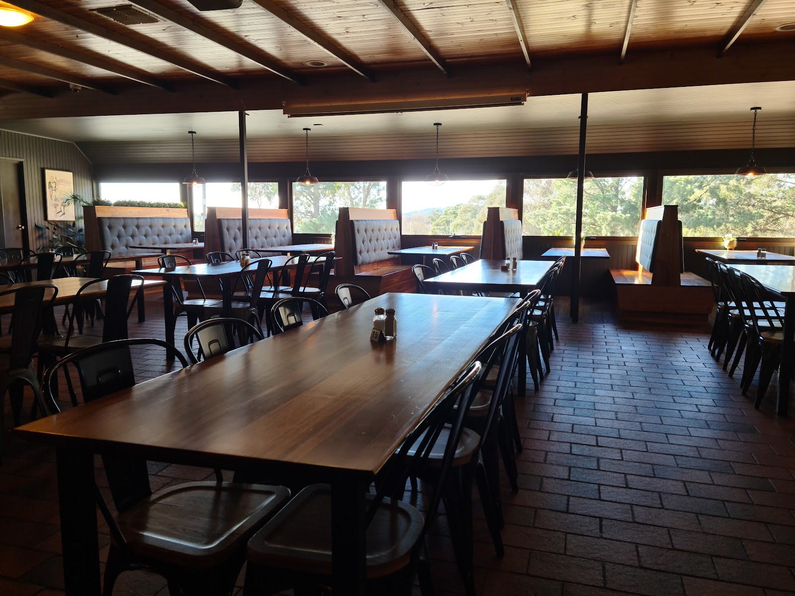 Eagle Hawk Hotel in Sutton - photo 2