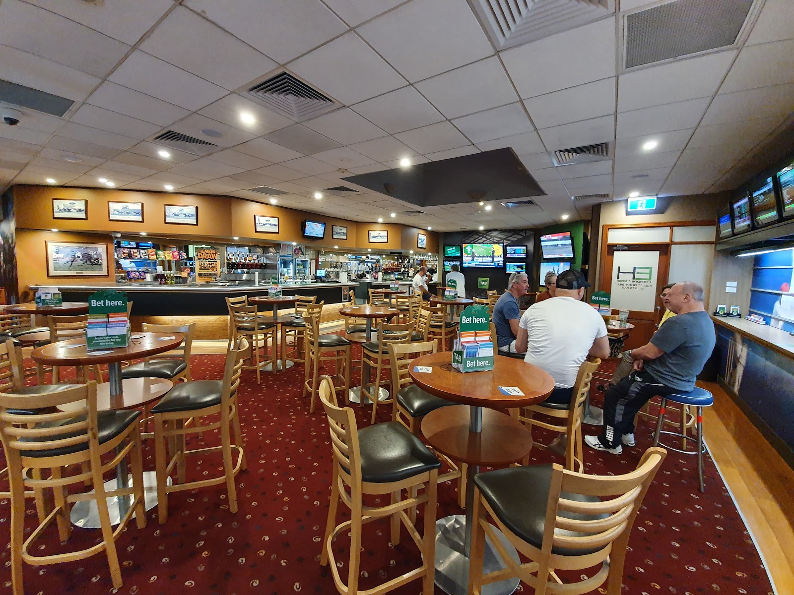 Elanora Hotel in East Gosford - photo 1