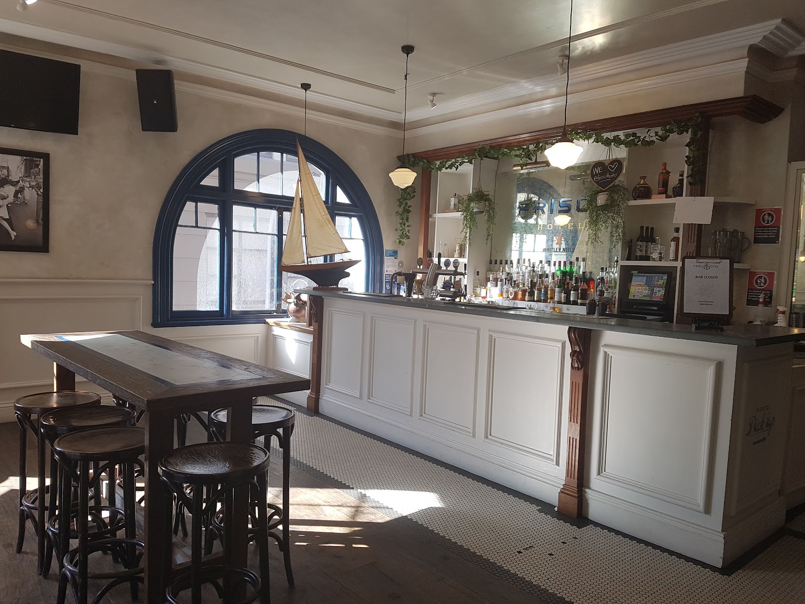 Frisco Hotel in Woolloomooloo - photo 2