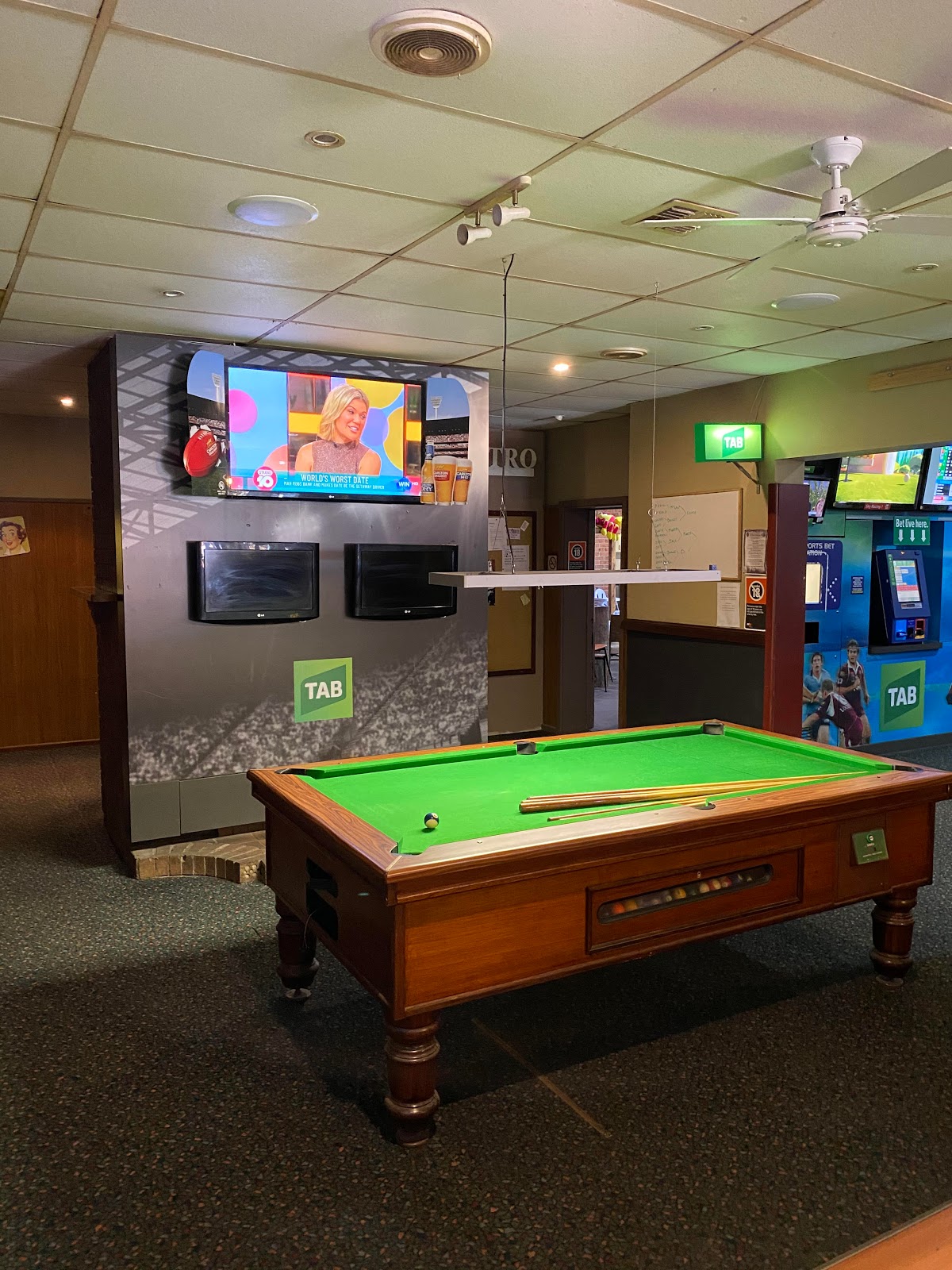 Great Eastern Hotel in Young - photo 6