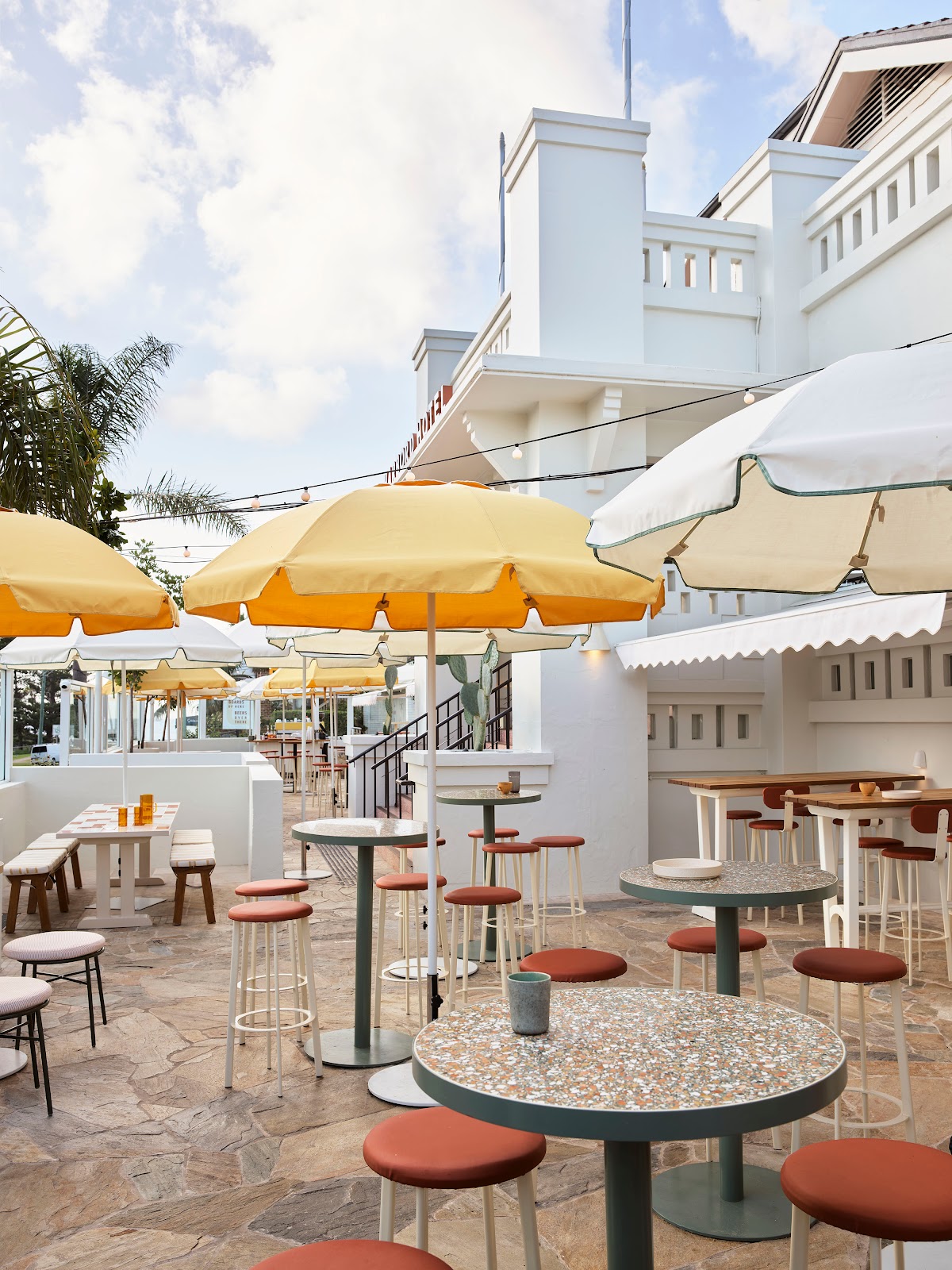 Harbord Beach Hotel in Freshwater - photo 3