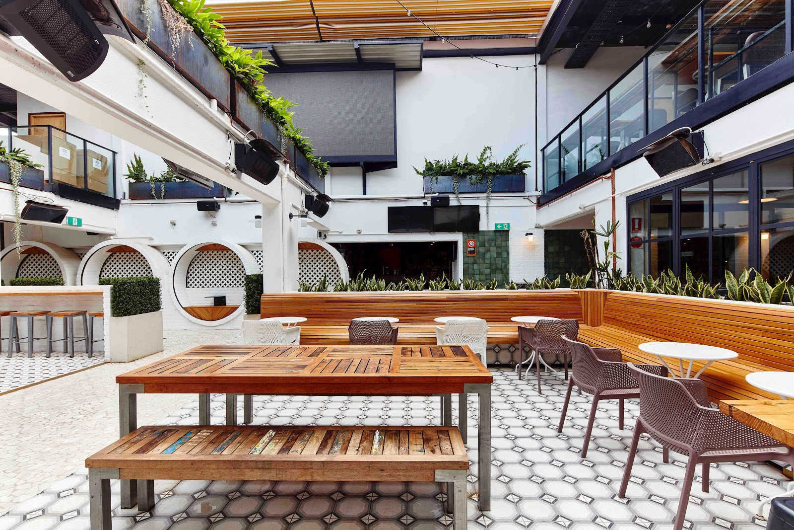 Hillside Hotel in Castle Hill - photo 2