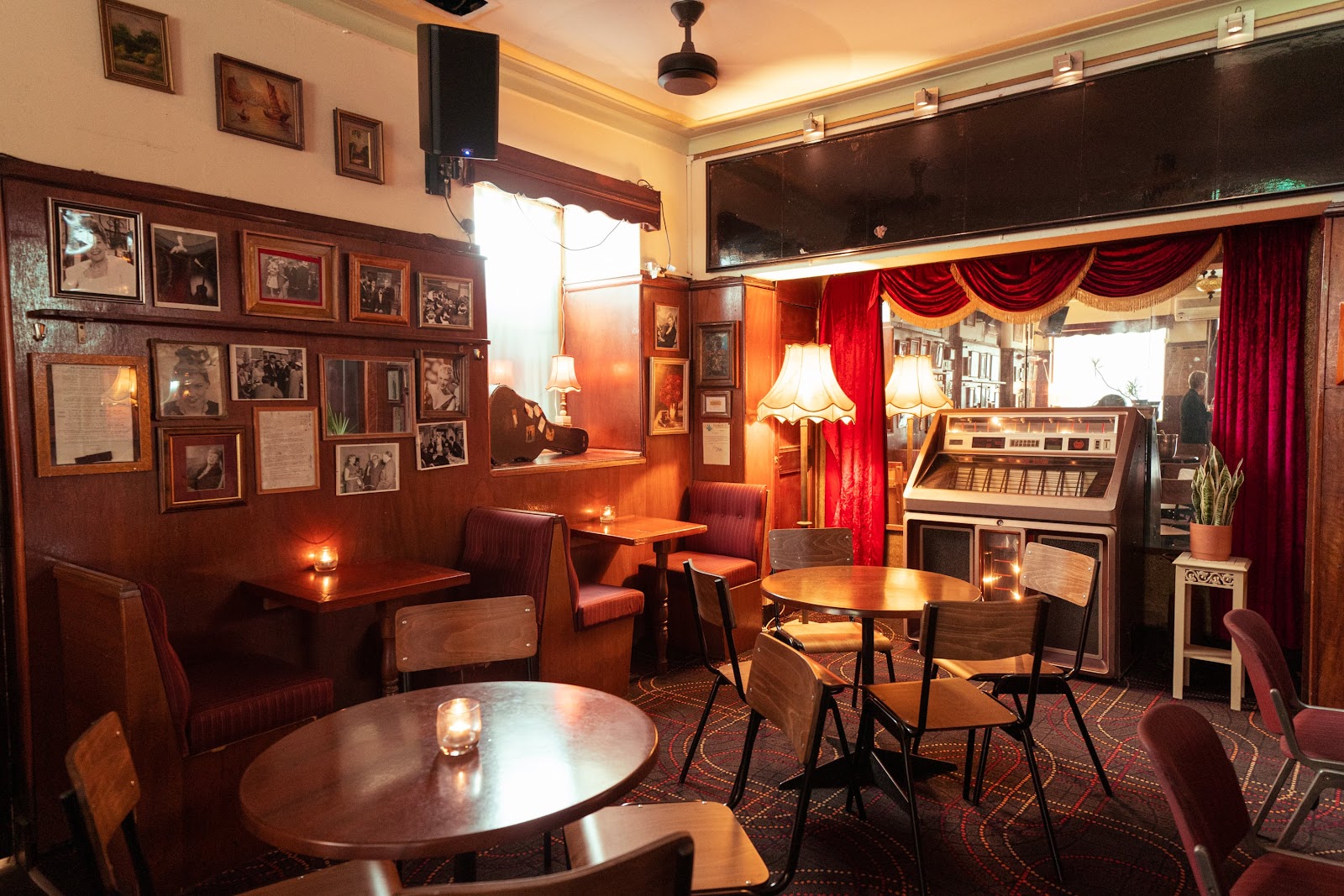 Hollywood Hotel in Surry Hills - photo 4