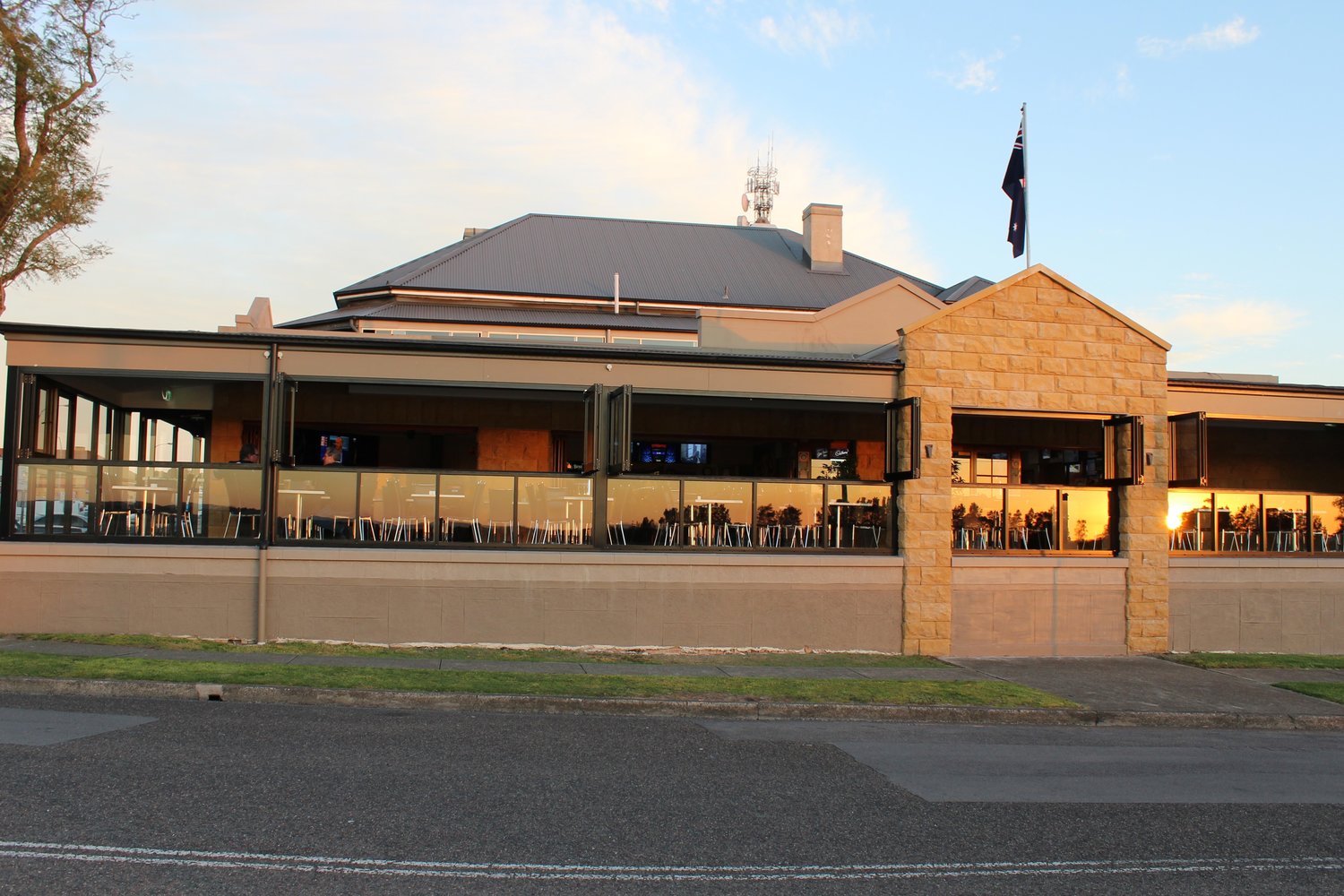 Junction Inn Hotel in Raymond Terrace - photo 1