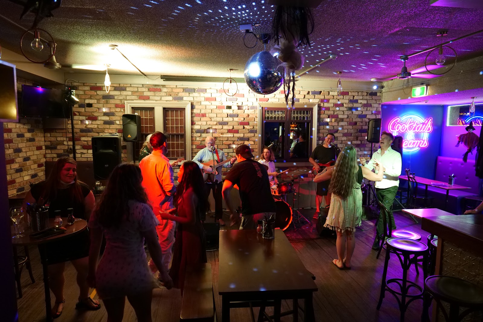 La Vida Loca Bar in Newport - photo 4