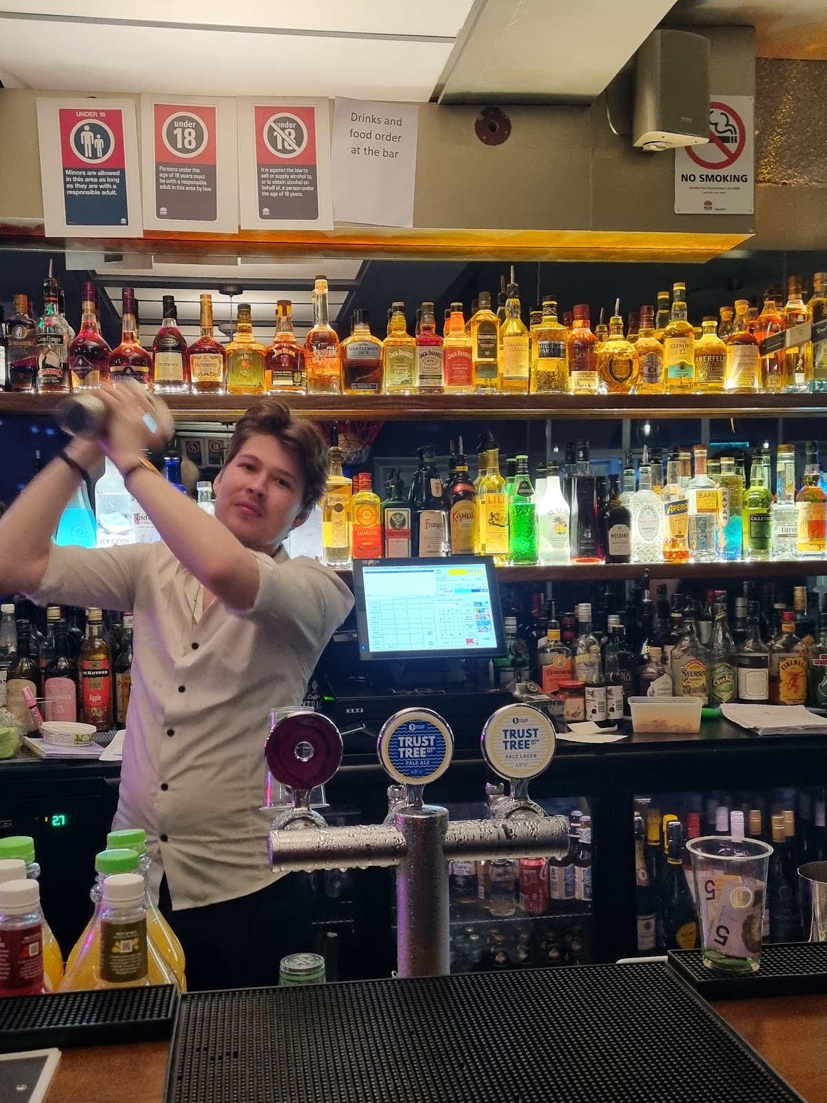 La Vida Loca Bar in Newport - photo 6