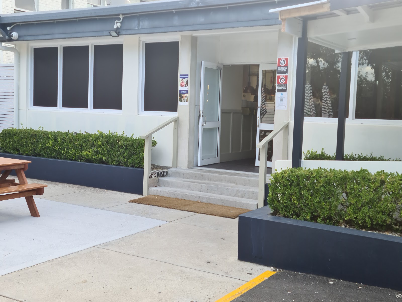 Lake Illawarra Hotel in Windang - photo 2