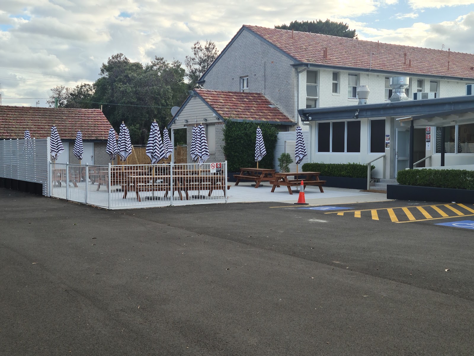 Lake Illawarra Hotel in Windang - photo 1