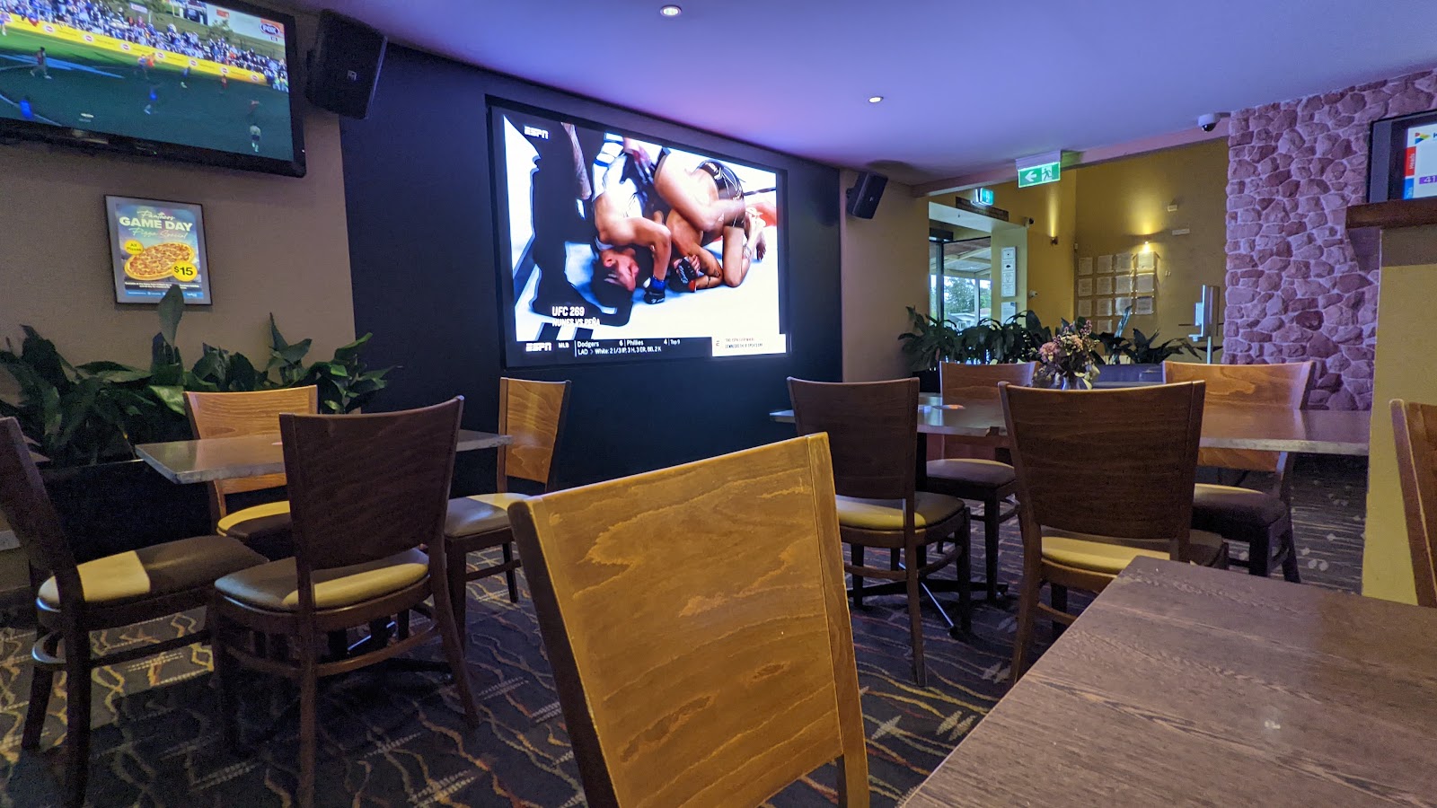 Lapstone Hotel in Blaxland - photo 2
