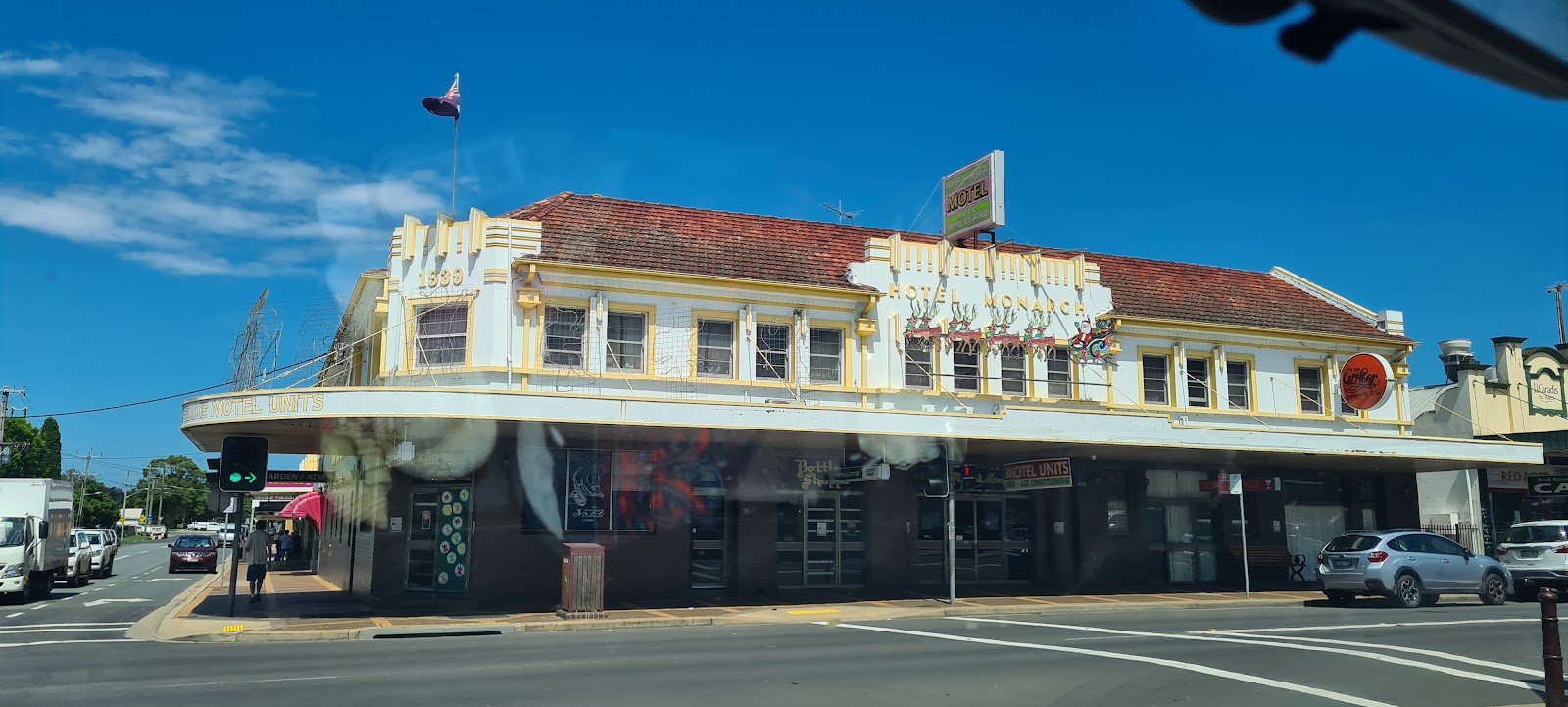 Monarch Hotel in Moruya - photo 1