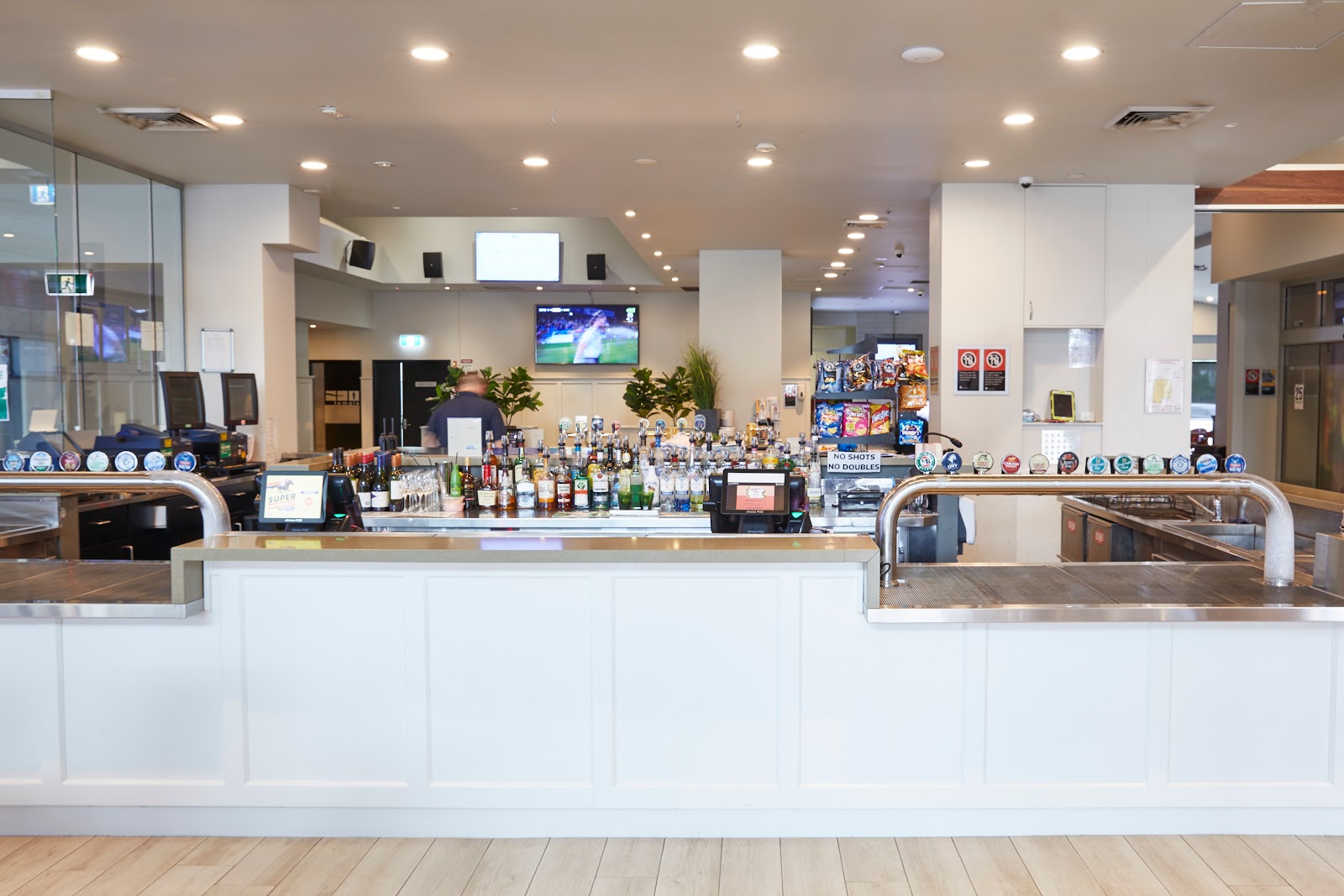 Northlakes Tavern in San Remo - photo 3
