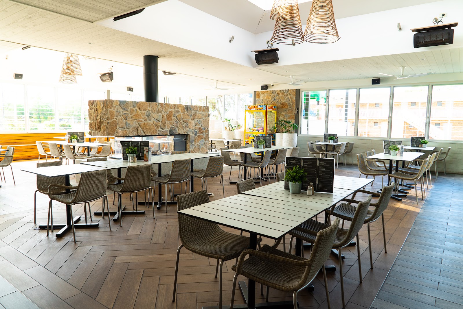 Plumpton Hotel in Glendenning - photo 3