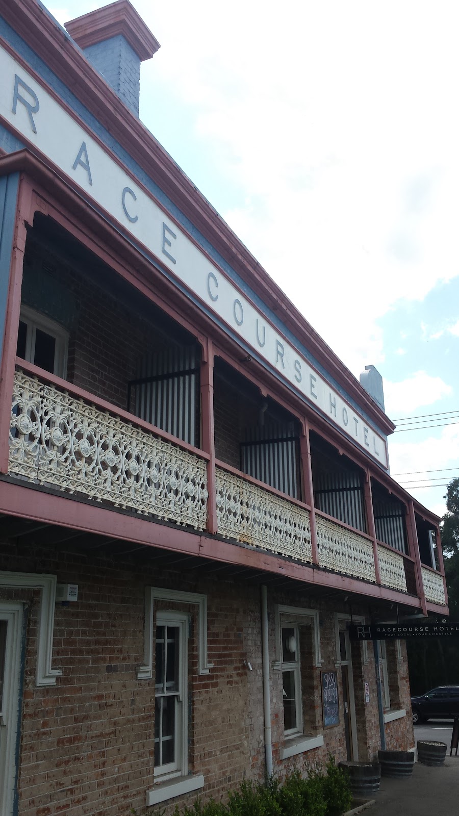 Racecourse Hotel in Wallsend - photo 1