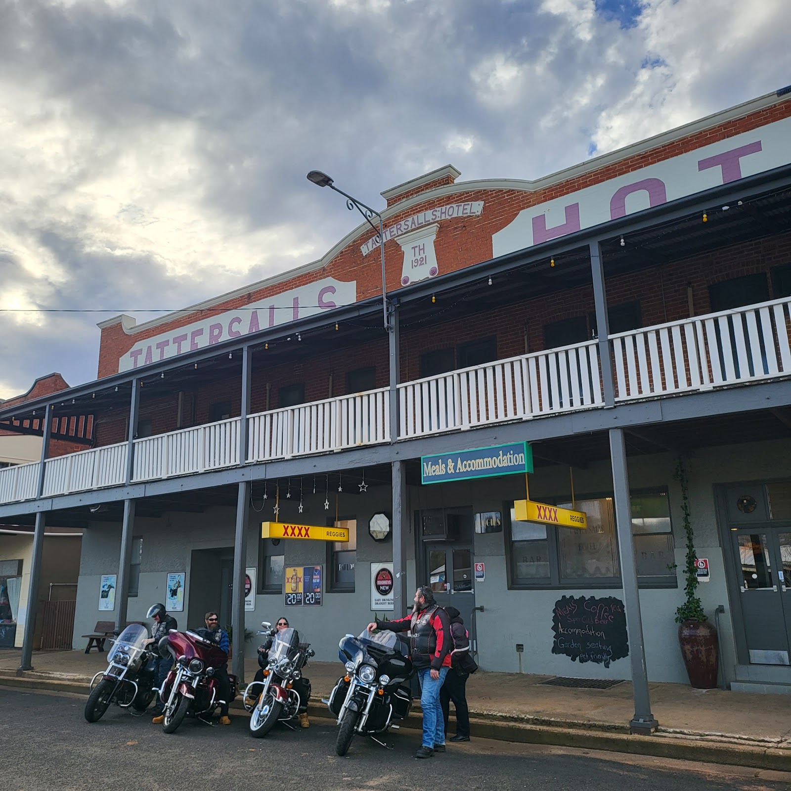 Reggies Tattersalls Hotel in Baradine - photo 2