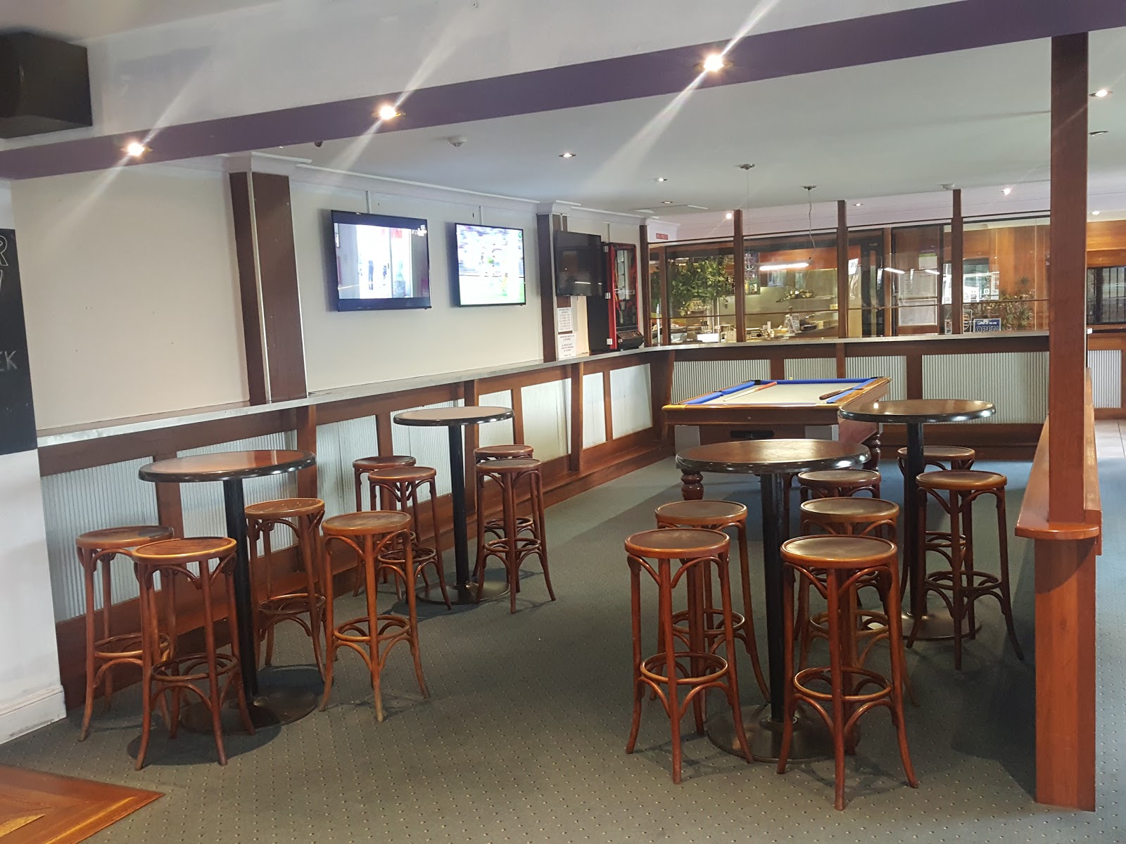 Royal Inn in Waratah - photo 2