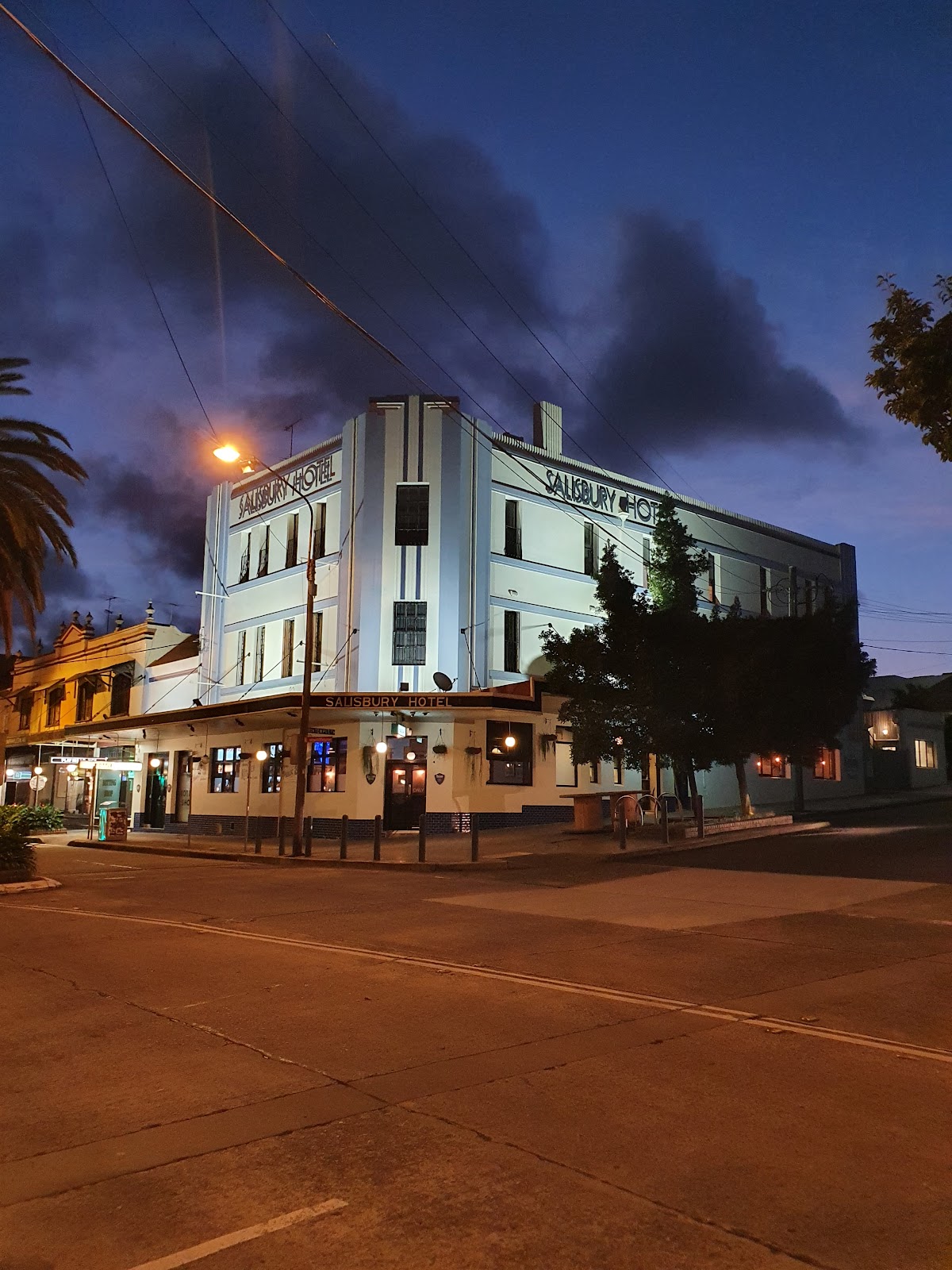 Salisbury Hotel in Stanmore - photo 1