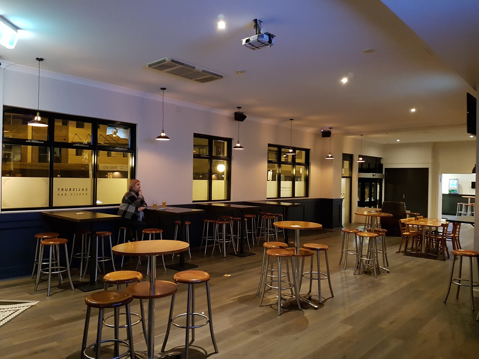 Salisbury Hotel in Stanmore - photo 2