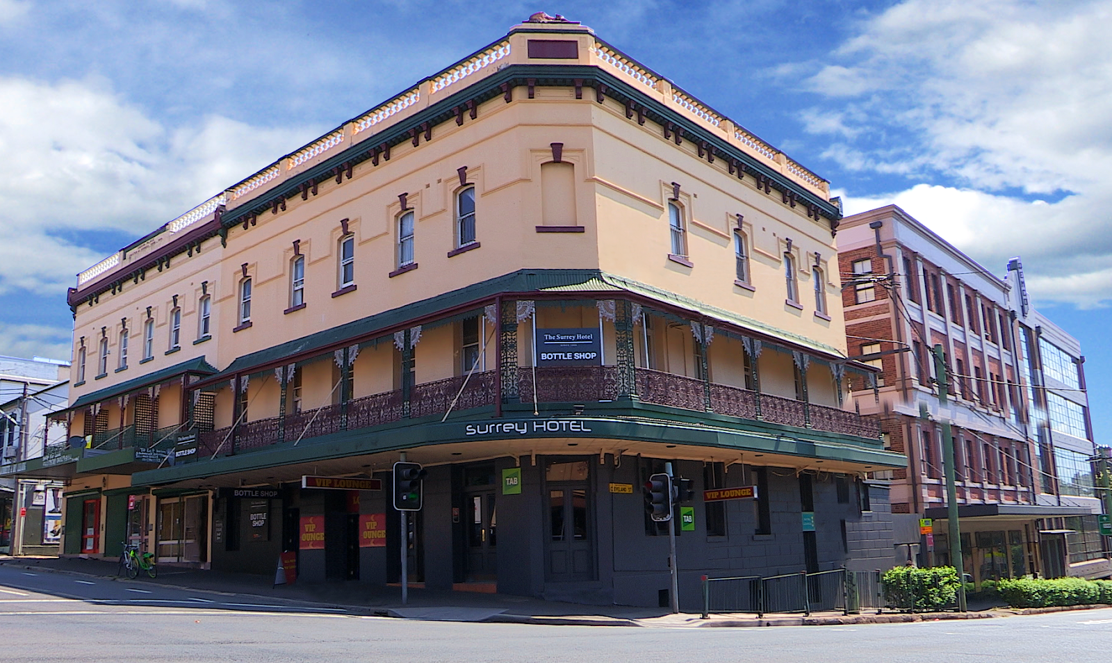 Surrey Club Hotel in Redfern - photo 1