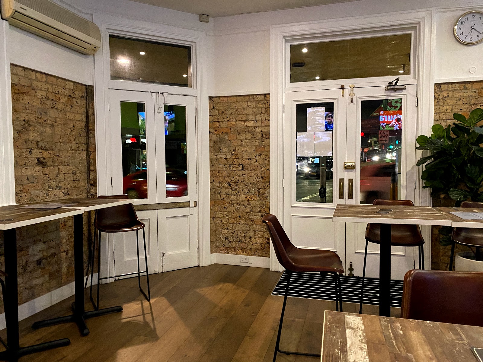 Surrey Club Hotel in Redfern - photo 4