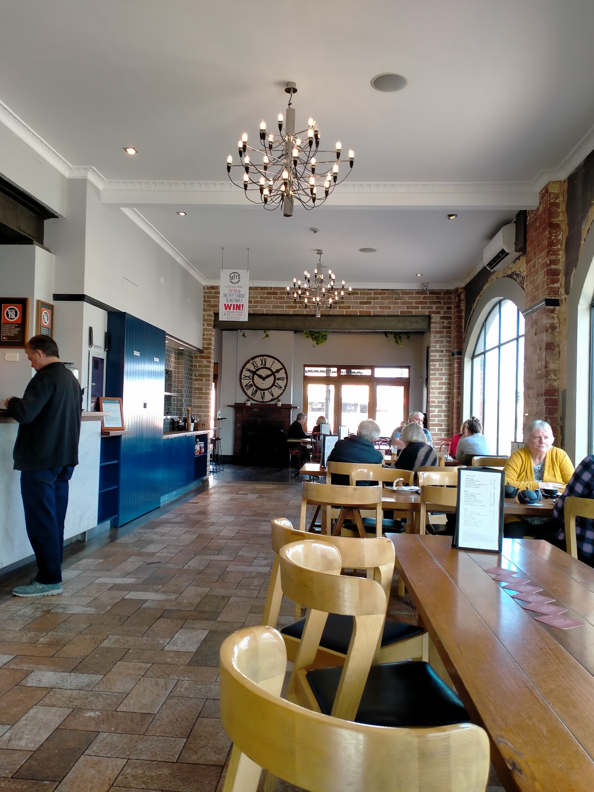 Tattersalls Hotel Goulburn in Goulburn - photo 2