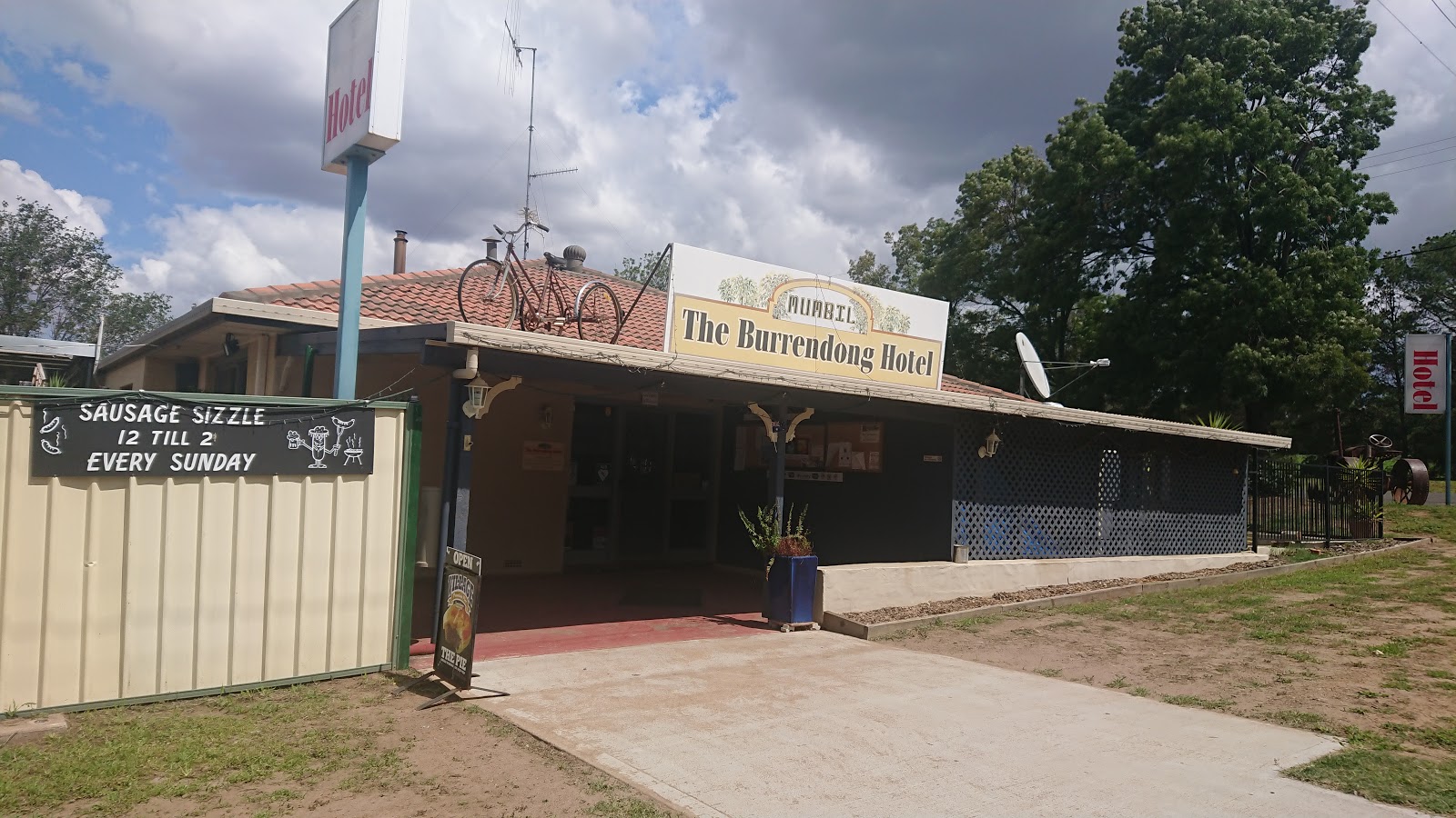 The Burrendong Hotel in Mumbil - photo 1
