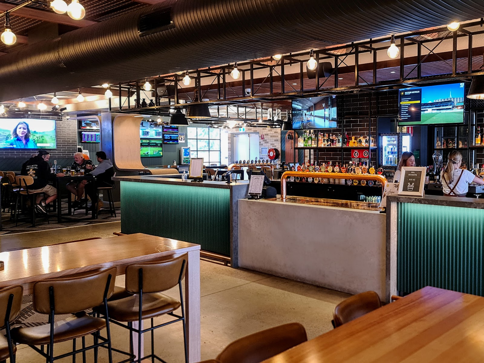 The Forest Hotel in Frenchs Forest - photo 2