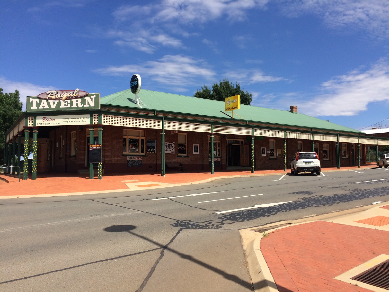 The New Coolamon Hotel in Coolamon - photo 1