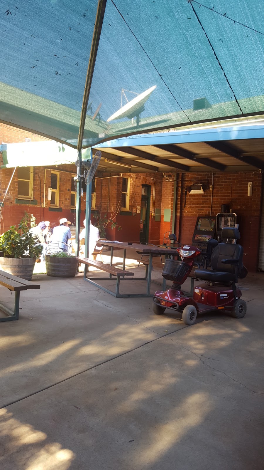 The New Coolamon Hotel in Coolamon - photo 5