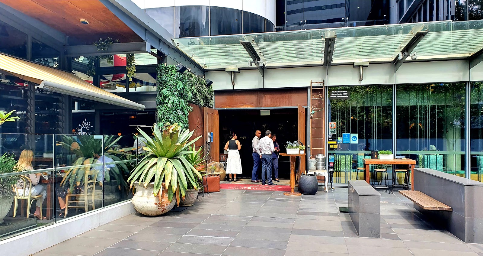 The Treehouse Hotel in North Sydney - photo 4