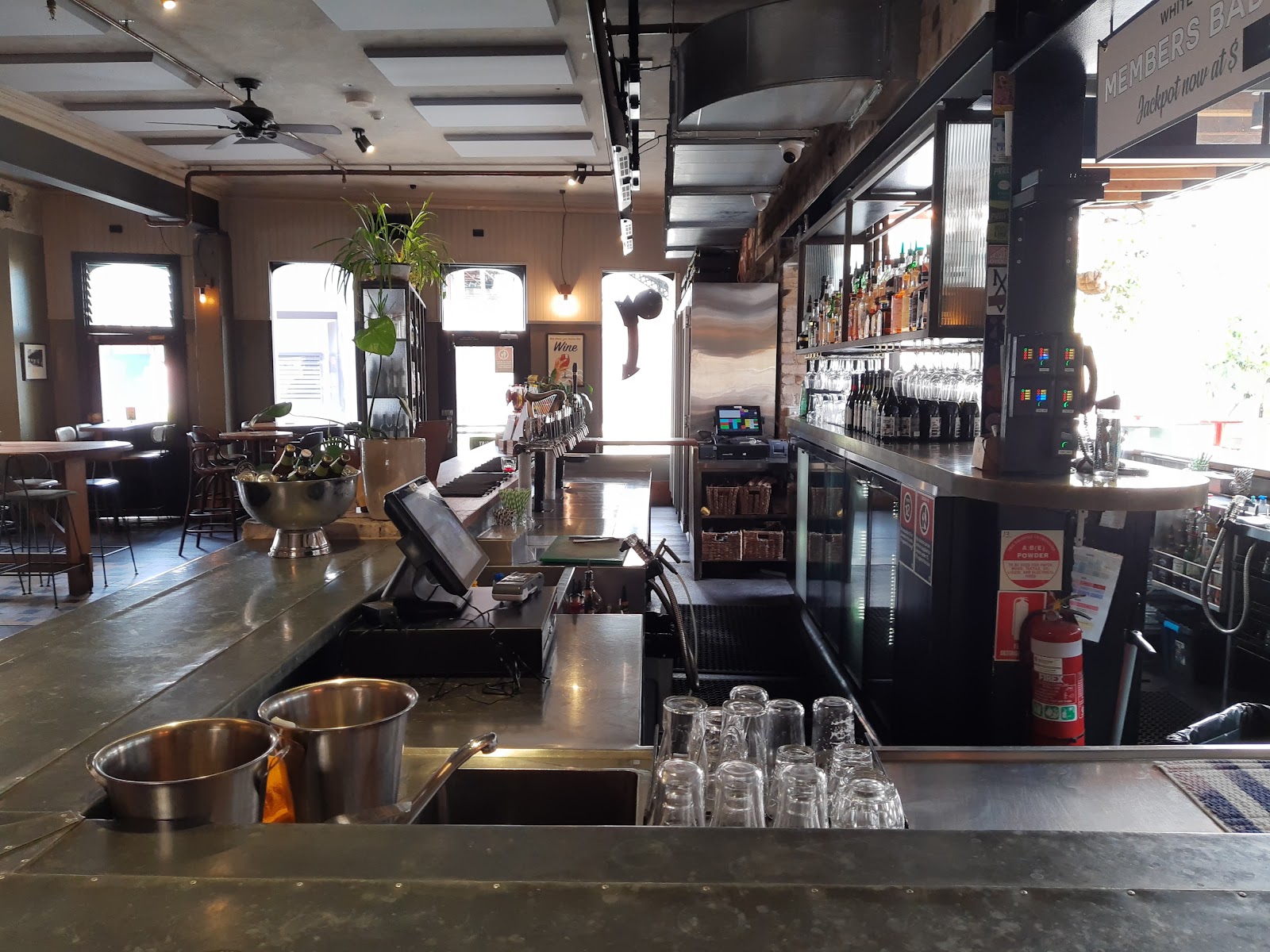 The White Cockatoo Hotel in Petersham - photo 6