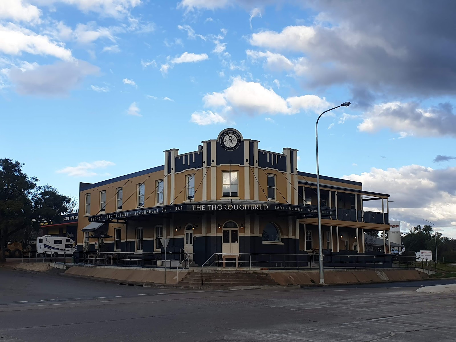 Thoroughbred Hotel in Scone - photo 1