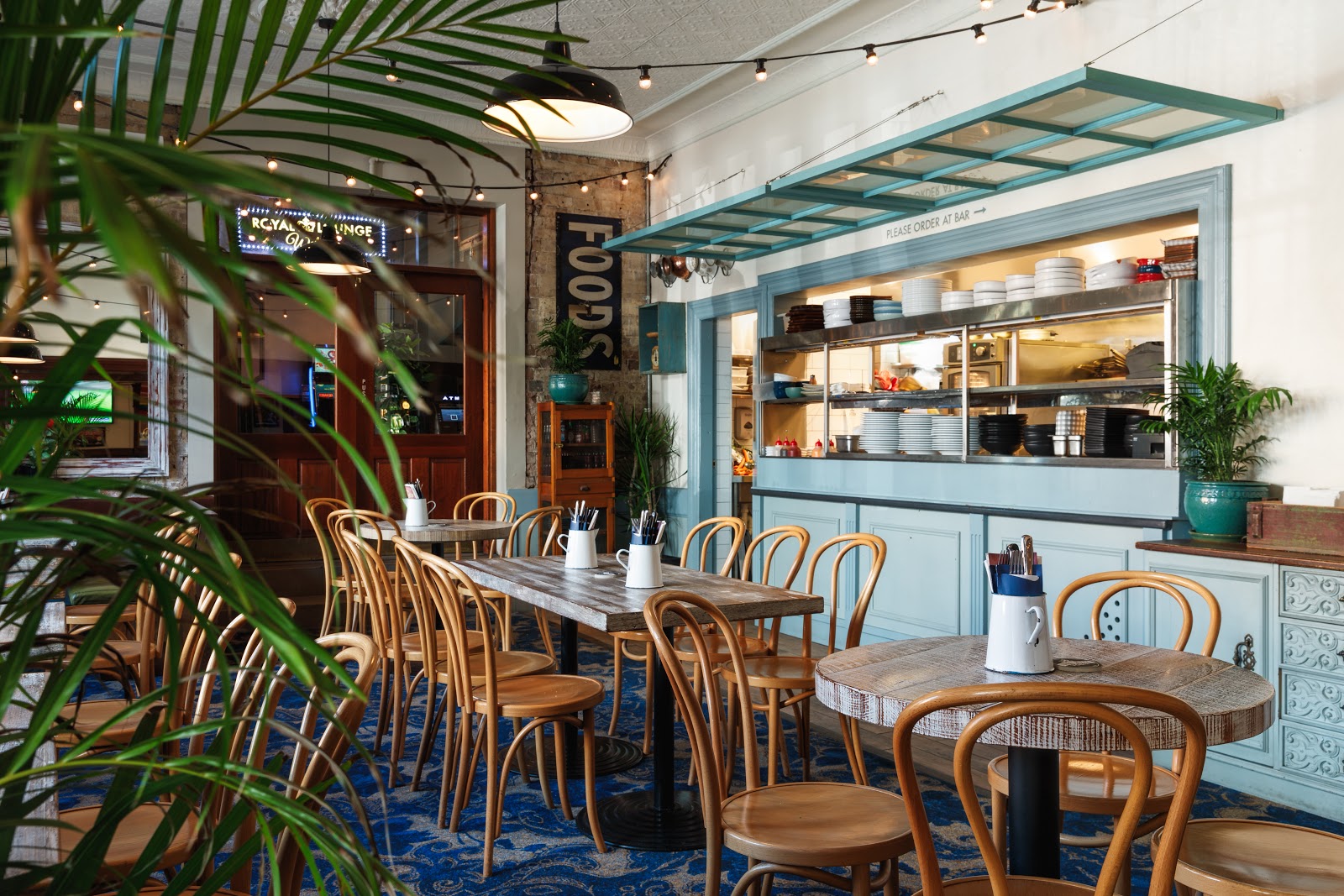 Tudor Hall Hotel in Redfern - photo 2