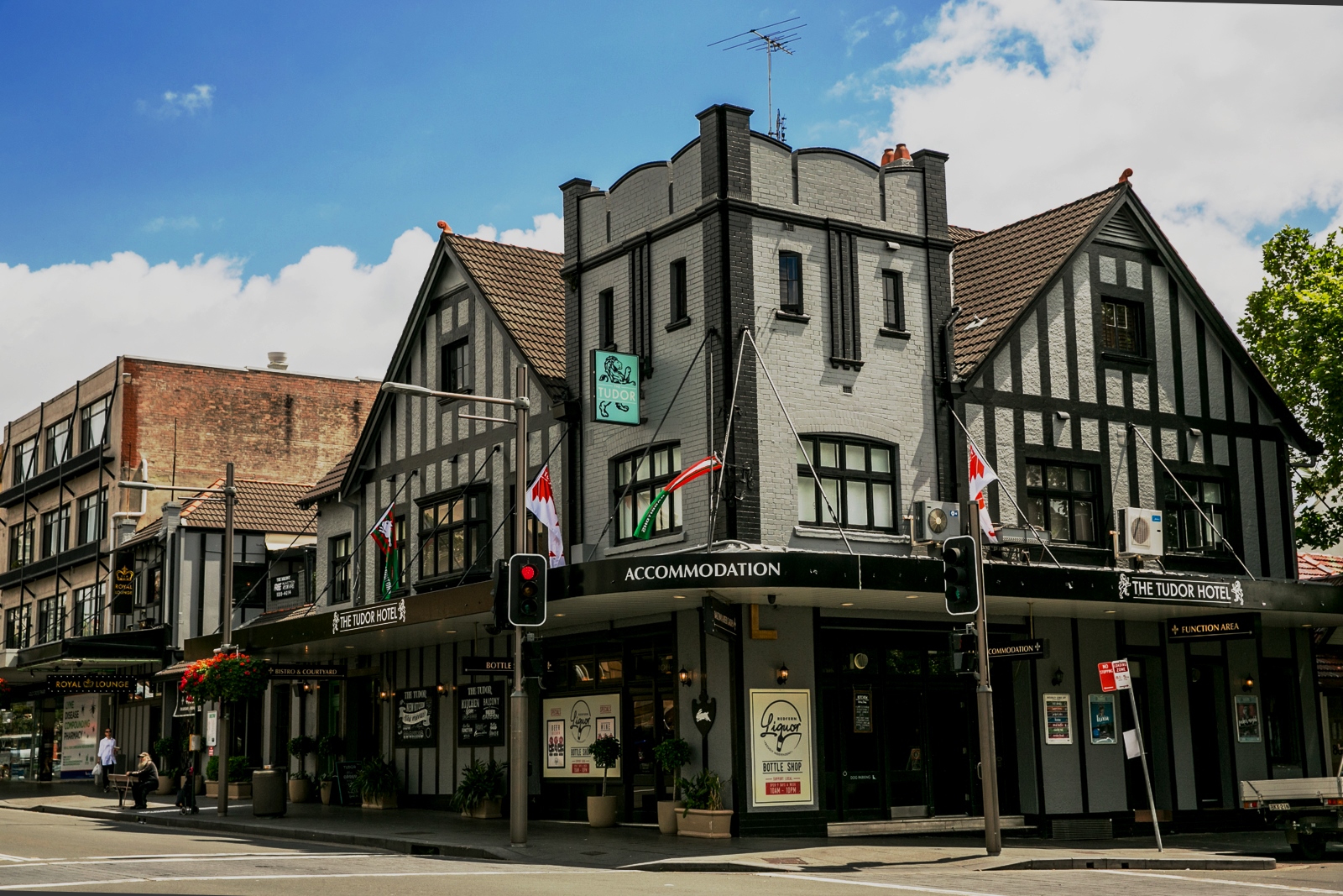 Tudor Hall Hotel in Redfern - photo 1