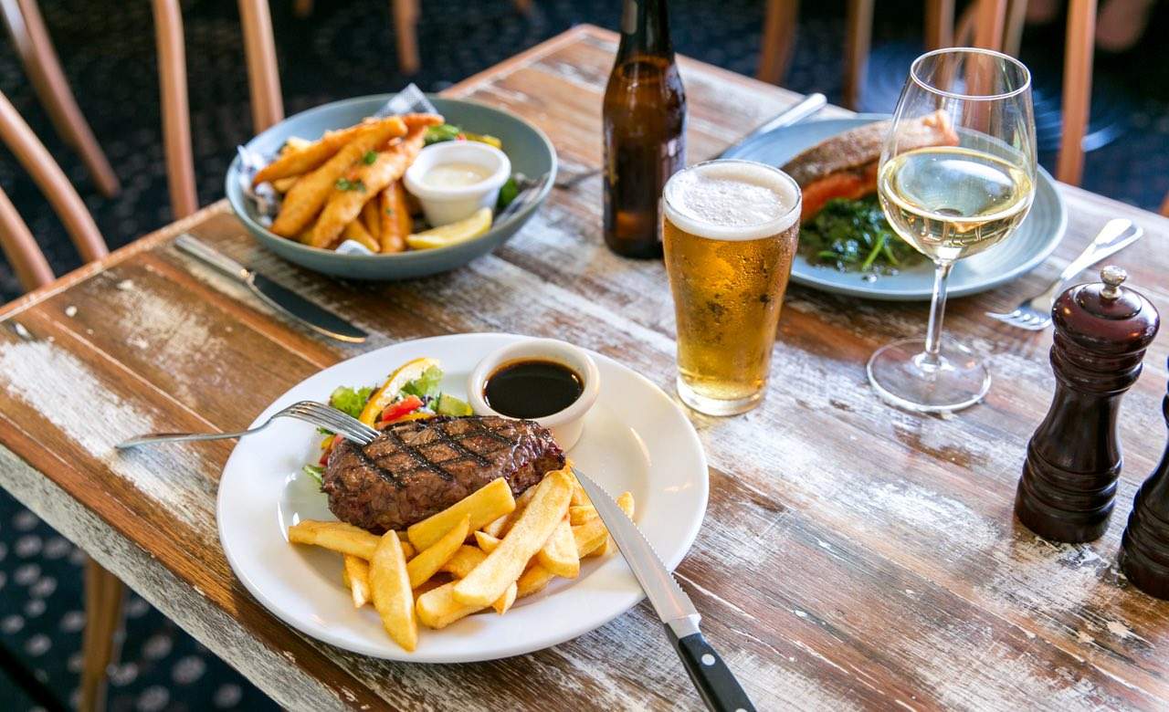 Tudor Hall Hotel in Redfern - photo 8