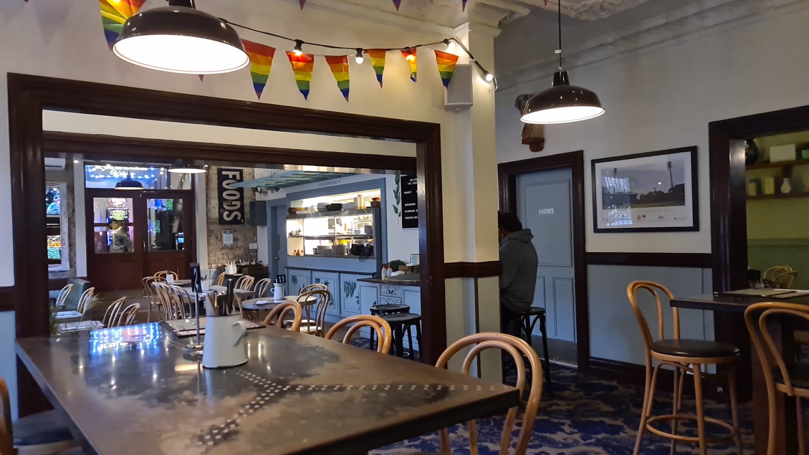 Tudor Hall Hotel in Redfern - photo 3