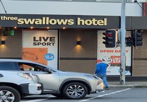 Three Swallows Hotel - Hotel in Bankstown